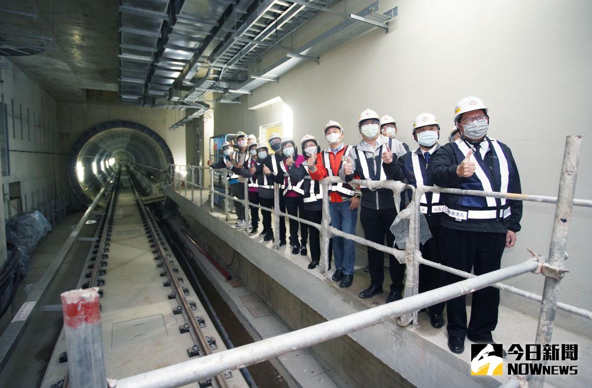 ▲鄭文燦今天視察中豐路機場捷運延伸線A22站工程進度，目前A22站正進行車站建築裝修及機電系統工程，預計可如期於111年完工通車。（圖／記者李春台攝, 2021.01.04）