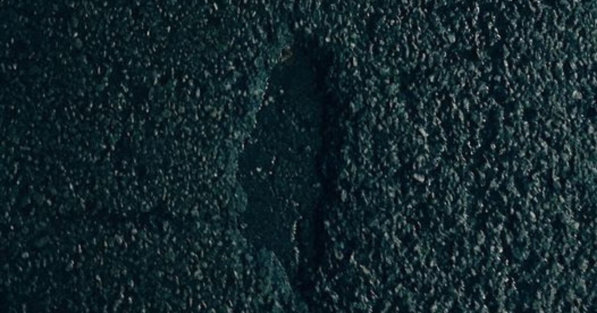 ▲近期一位網友在社群媒體上貼了一張柏油路面上形狀似台灣的凹陷處照片，讓許多人興奮地表示自己也要碰碰運，試圖「看見台灣」。（圖／取自Max Huang/臉書）