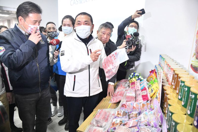 ▲新北市長侯友宜表示,CAS豬隻屠體上均有8碼溯源編號及紅色鋼印,民眾可安心選擇食用最優質的台灣豬肉。(圖/新北市政府提供)