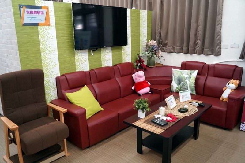 ▲長照體驗空間教室內有居家客廳區。(圖/屏東縣政府提供,
