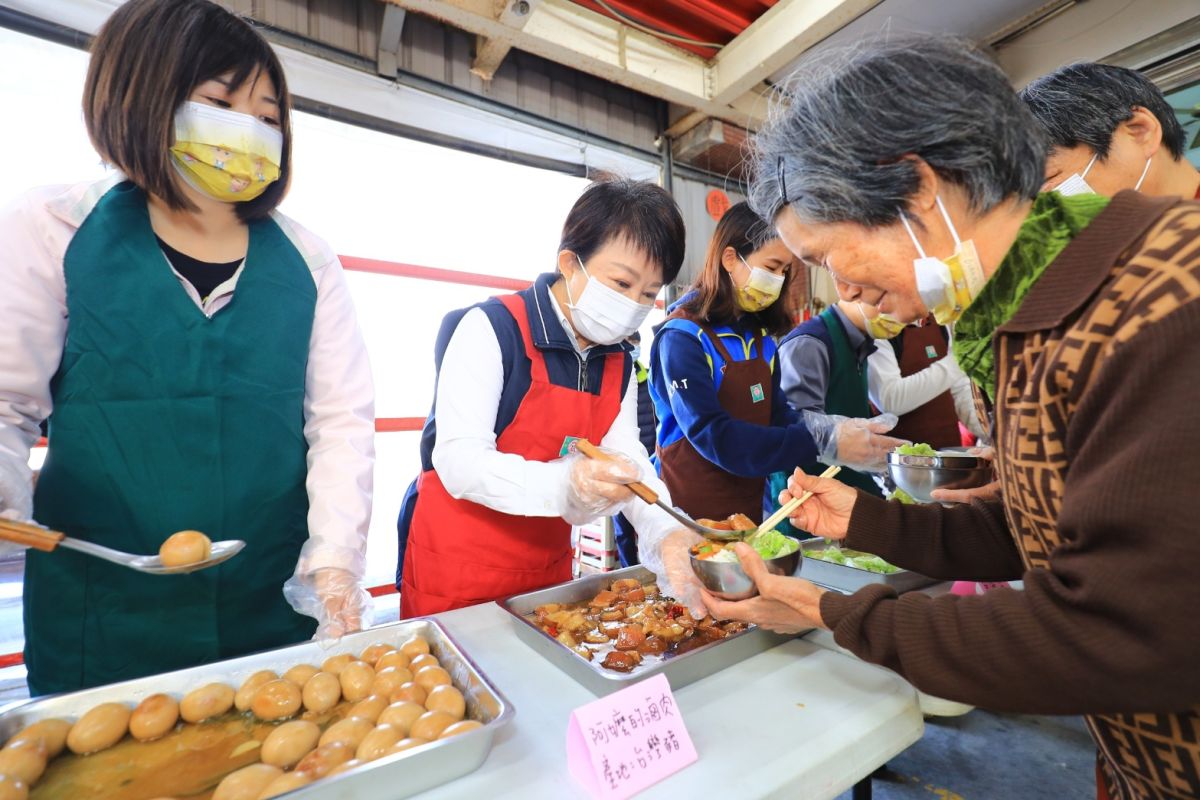 ▲市長盧秀燕視察社區照顧關懷據點，呼籲中市430處據點選用認證安全食材(圖／柳榮俊攝2021.1.4)