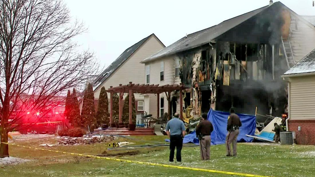 ▲美國密西根發生一起小型飛機墜落民宅的意外，這家人卻離奇的全數躲過一劫。（圖／翻攝自Twitter @manatweets）