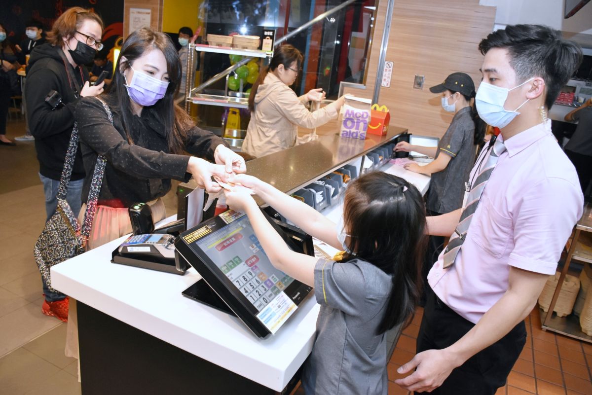 ▲小朋友化身為店經理，實際從點餐到結帳，與家長互動玩得不亦樂乎。（圖／NOWnews）