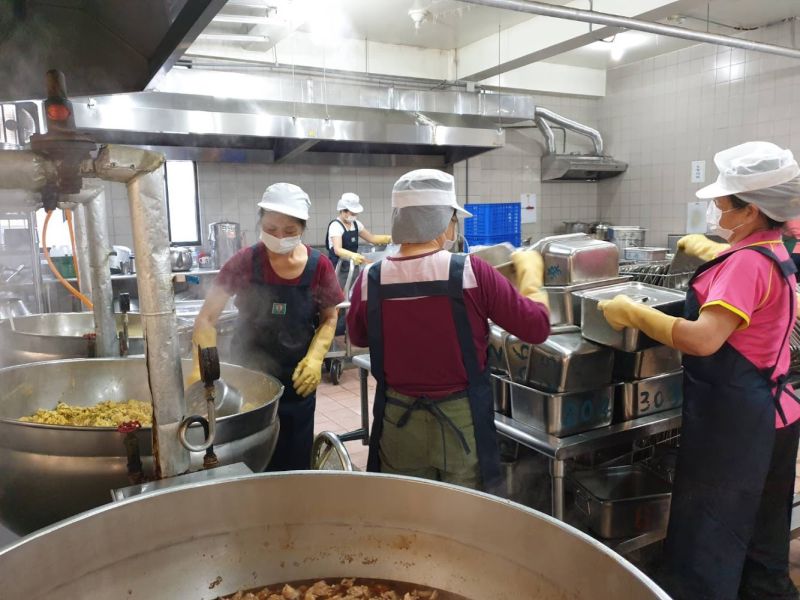 ▲開放美豬牛進口後,今天為各級學校首個供餐日,各校針對有使用到的豬肉食材進行萊劑快篩,均呈現陰性反應。(圖/基隆教育處提供)