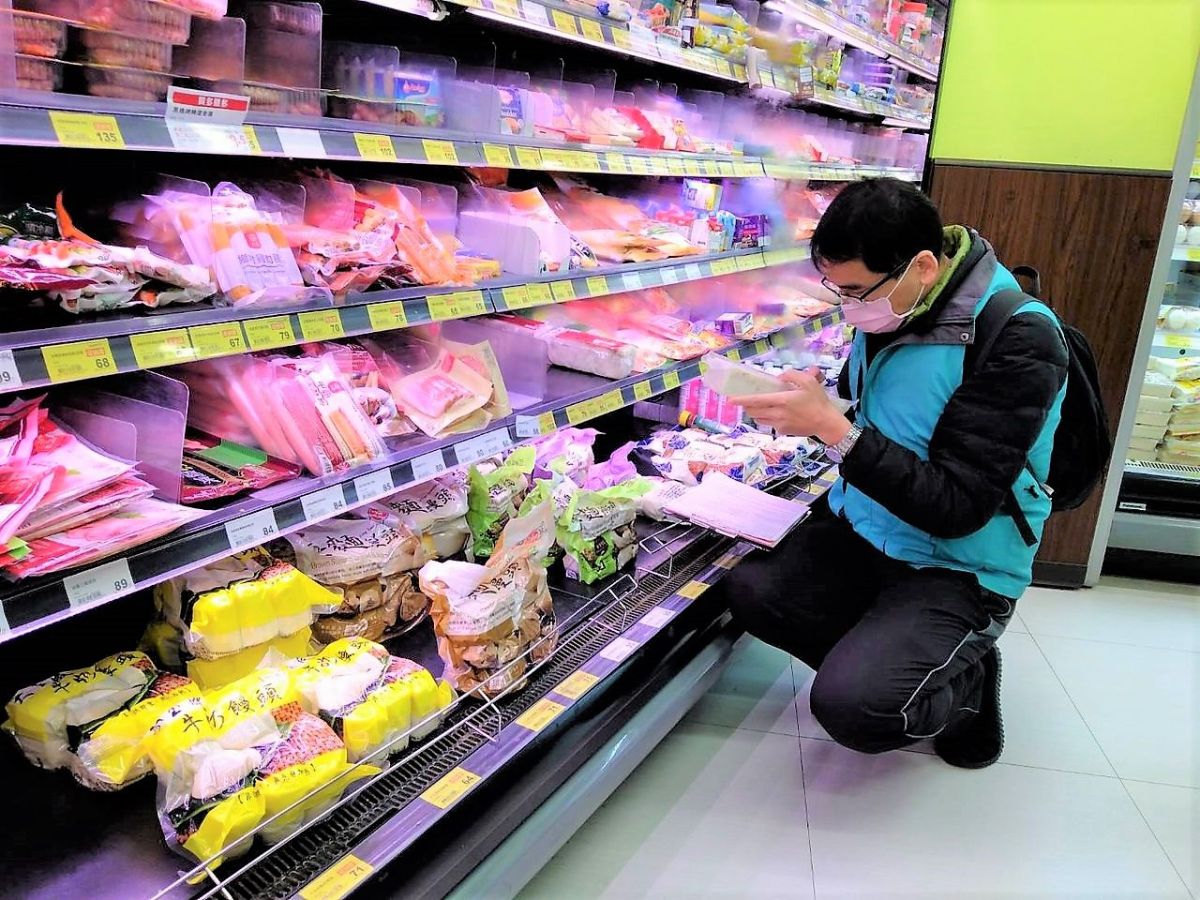 ▲澎湖縣長賴峰偉宣示澎湖境內豬肉含萊克多巴胺殘留量「零檢出」，他要求持續加強稽查全縣各賣場商店及食品加工業者，並啟動萊豬快篩，務必為縣民健康把關。（圖／澎湖縣政府提供）