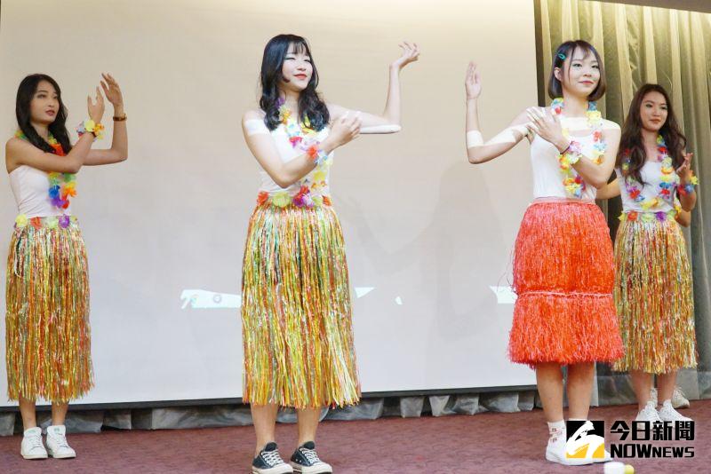 ▲大葉大學觀光系彩妝儀態展演,學生表演夏威夷舞。(圖/記者陳雅芳攝,2021.01.04)