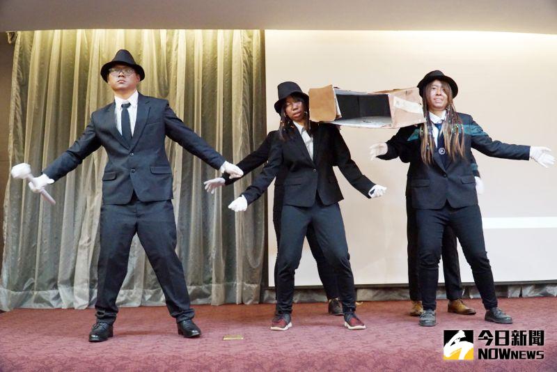 ▲大葉大學觀光系學生表演抬棺舞。(圖/記者陳雅芳攝,2021.01.04)