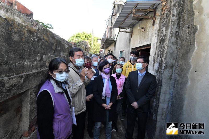 ▲彰化縣長王惠美、國防部政治作戰局軍眷服務處長張榮順、中興庄村人文協進會理事長高華國等人勘察中興庄眷村。(圖/記者陳雅芳攝,2021.01.04)