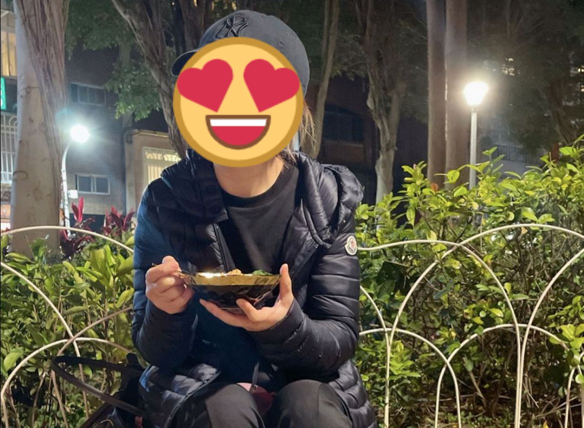 ▲Selina在公園吃豆花。（圖／翻攝Selina IG）