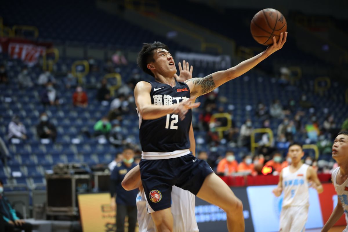 ▲萬能工商高三前鋒殷義傑19投11中， 攻下最高25分11籃板，幫助萬能在外卡首戰擊敗青年高中。（圖／名衍行銷提供）