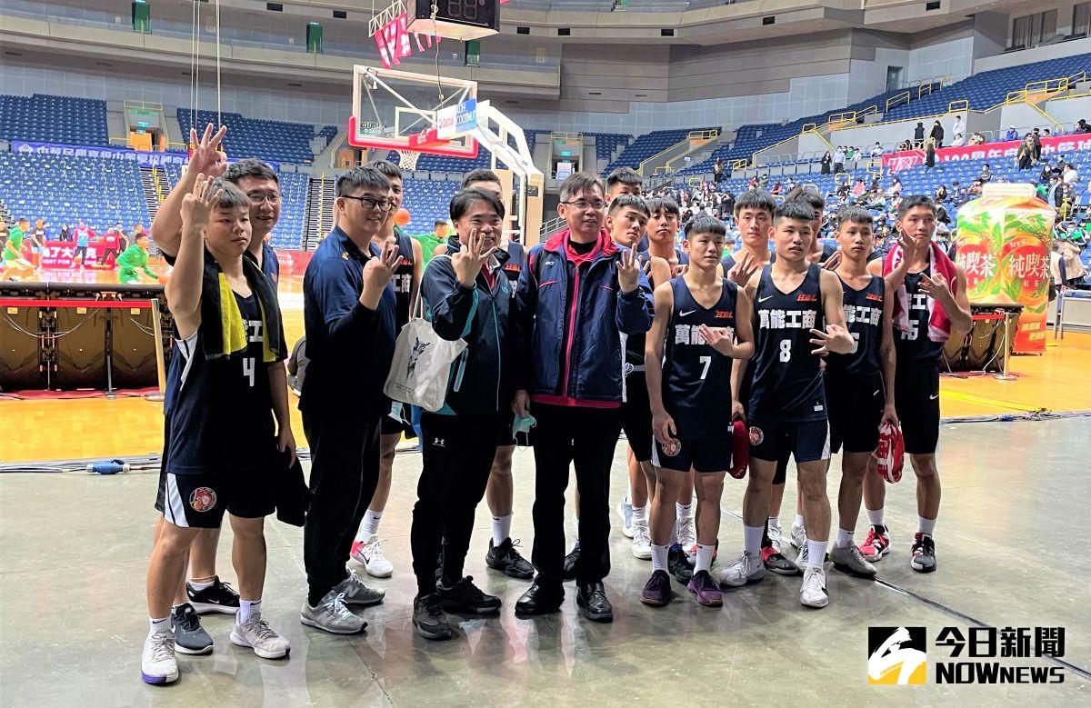 ▲萬能工商擊敗青年高中，摘下HBL男子複賽隊史首勝，賽後教練球員合照留念。（圖／鍾東穎攝 ,2021.01.04）