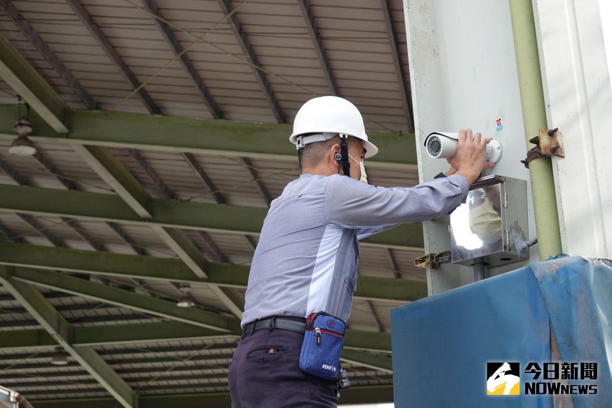 ▲風雨球場近期卻傳出在球場周邊停放的機車，遭人撬開椅座，偷走財物，鎮長許志宏指示管理單位在風雨球場內外，安裝7支監視器。（圖／記者陳雅芳攝，2021.01.04）
