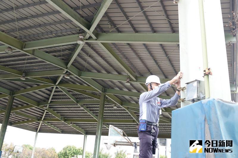 ▲鹿港鎮風雨球場近期聽聞在此停放的機車或是放置在球場座椅的個人物件經常被竊取，遭受損失。（圖／記者陳雅芳攝，2021.01.04）