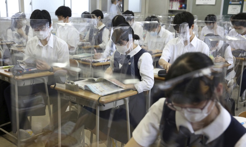 ▲日本新冠肺炎疫情升溫，東京都內的一所都立高中包含41名學生在內共有45人確診，學校臨時停課。這是東京都立學校首度發生群聚感染。資料照非本人。（圖／美聯社／達志影像）