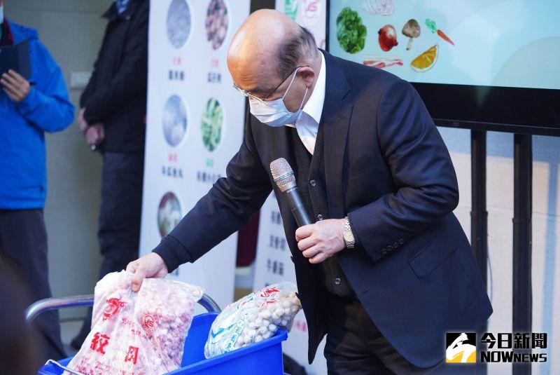 ▲蘇貞昌實地瞭解學校落實當日午餐菜單所需食材應具備標章驗收作業,及校園食材登錄平台登錄狀況。(圖/記者李春台攝,