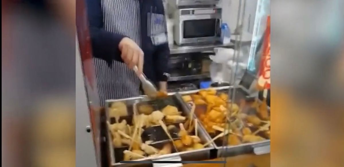 ▲北京便利商店中，顧客錄下店員不小心把關東煮掉在地上，下一秒竟把關東煮沖水後放回鍋中。（圖／翻攝北京商報）