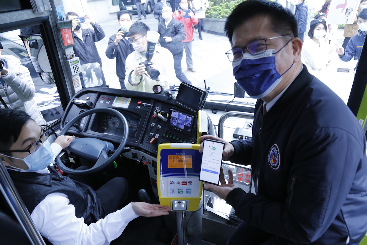 ▲即日起旅客可使用行動支付搭乘公車、客運，初期由 5 條路線試營運，可享基本里程最低 0 元起優惠。（圖／公路總局）