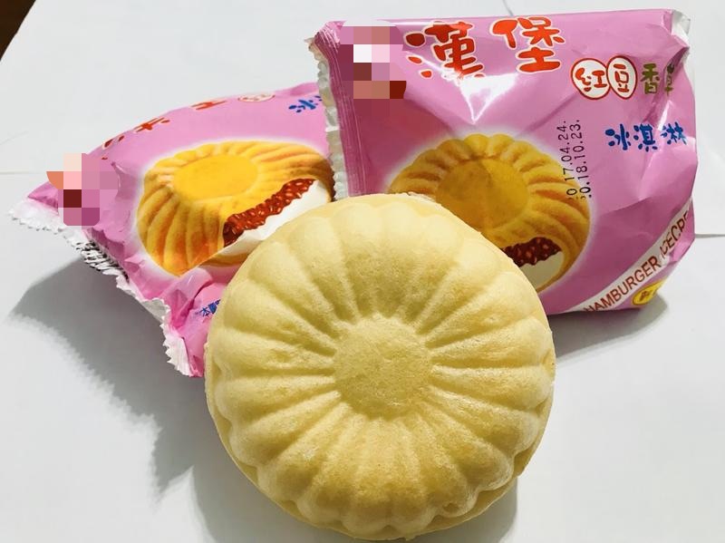 ▲「漢堡冰淇淋」是辦桌甜點精髓？網暴動喊2要點。（圖／翻攝自PTT Gossiping板《有沒有辦桌吃漢堡冰淇淋的八卦》）