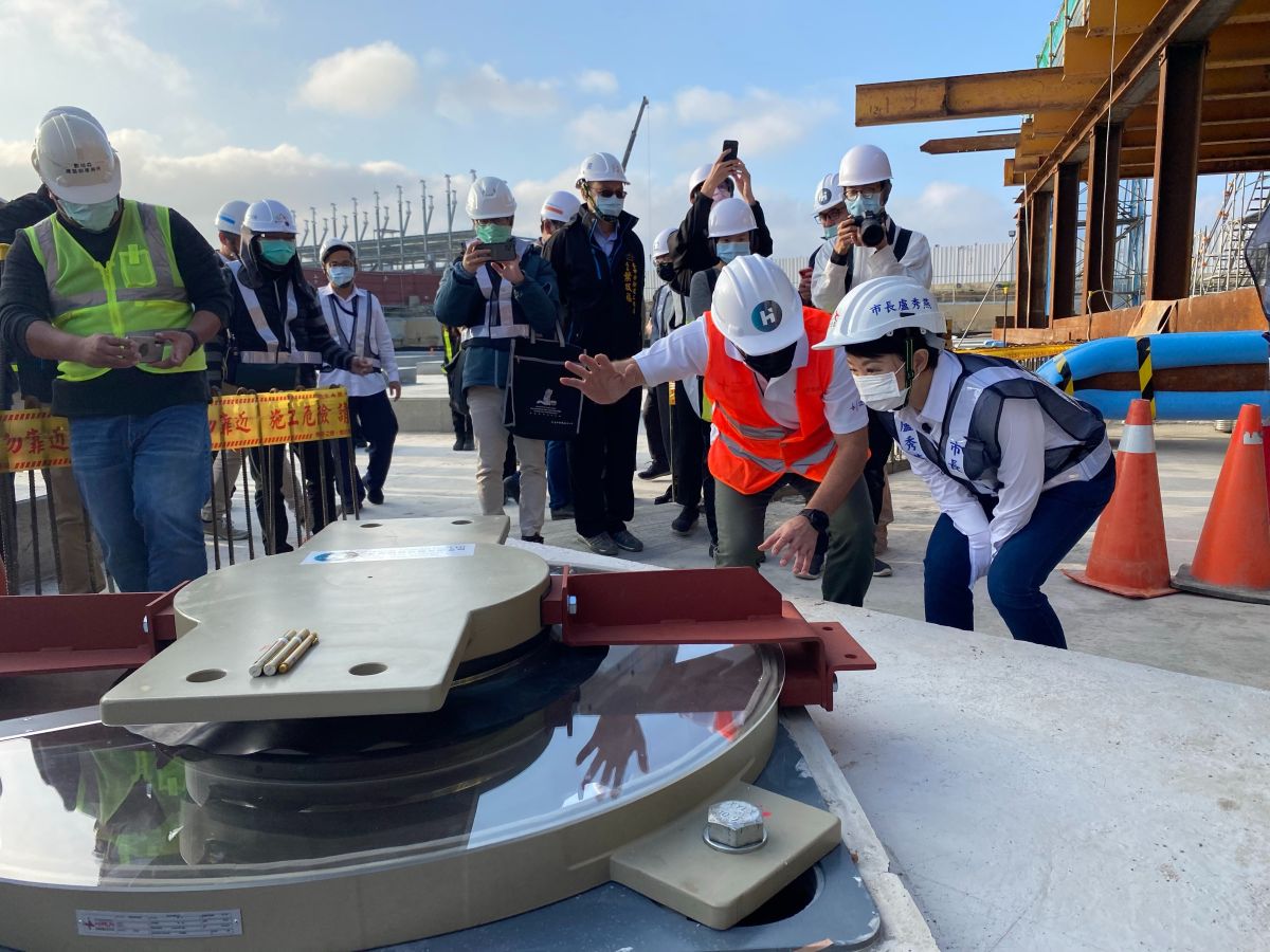 ▲台中市府團隊克服疫情影響，綠美圖如期安裝隔震器，象徵工程向前再邁一步。（圖／台中市府提供）