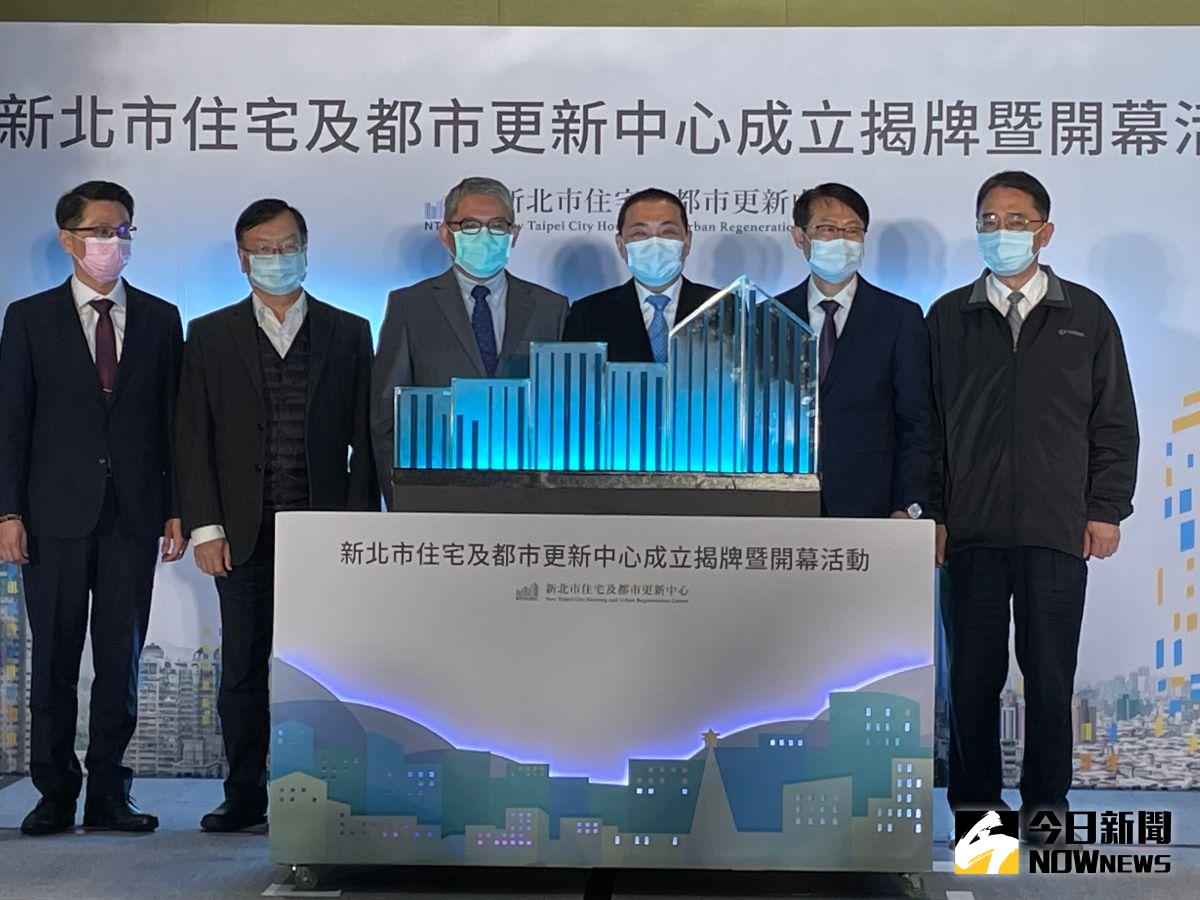 ▲新北市長侯友宜、內政部政務次長花敬群今(5)日出席新北市住宅及都市更新中心的揭牌典禮。（圖／記者陳志仁攝，2021.01.05）