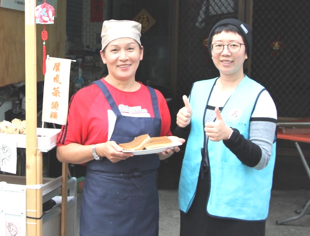 ▲在勞動部南區銀髮人才資源中心輔導協助下，潘美香(左)有了創業的勇氣，開啟職涯第二春。(資料照／記者黃守作攝)