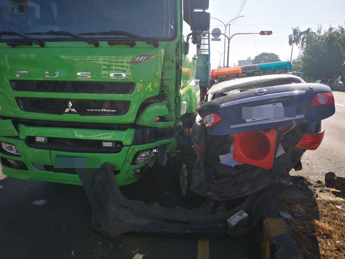 ▲高雄岡山交通分隊1輛巡邏警車今(5)日上午在趕往處理交通事故途中遭曳引車擦撞，造成一名女警受傷送醫。(圖／記者郭凱杰翻攝，2021.01.05)