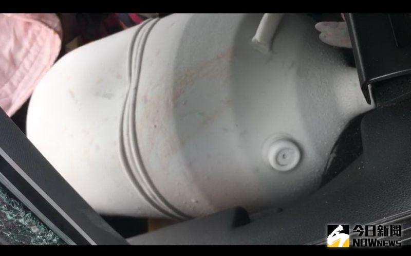 ▲自小客車載著一桶液態氮容器,容器內裝有牛體精液。(圖/記者陳雅芳翻攝,2021.01.05)