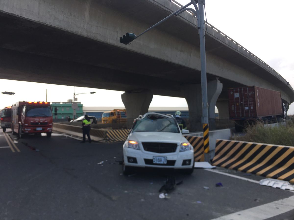 ▲鹿港鎮台61線182．8K下方平面道路發生一起曳引車與轎車車禍事故，車體嚴重毀損。（圖／記者陳雅芳翻攝，2021.01.05）