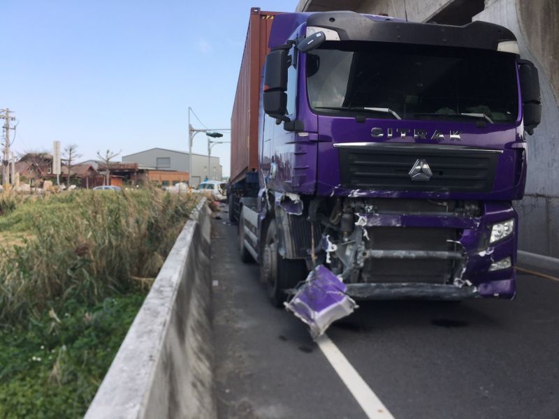 ▲曳引車車頭毀損。(圖/記者陳雅芳翻攝,2021.01.05)
