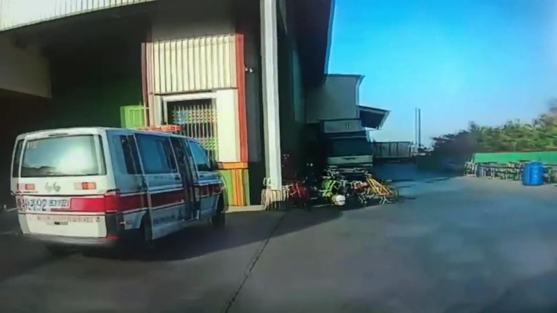 ▲彰化縣消防局第四大隊埤頭消防分隊接獲通報指該食品加工廠有人受困電梯,抵達現場後發現是一名男員工受困在貨梯上方。(圖/記者陳雅芳翻攝,2021.01.05)