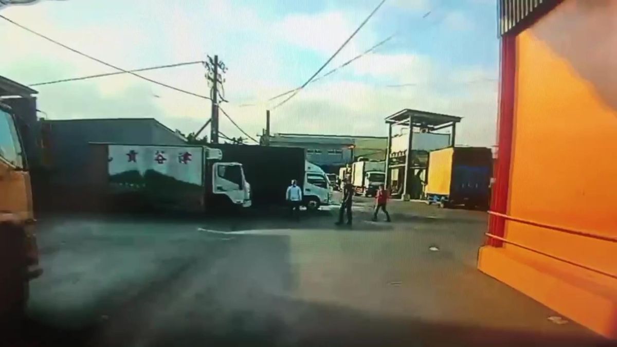 ▲埤頭一家食品加工廠發生工安意外，廠內員工檢查故障貨梯時，疑因未斷電，貨梯突然啟動，員工頭顱遭截掉一半慘死。（圖／記者陳雅芳翻攝，2021.01.05）