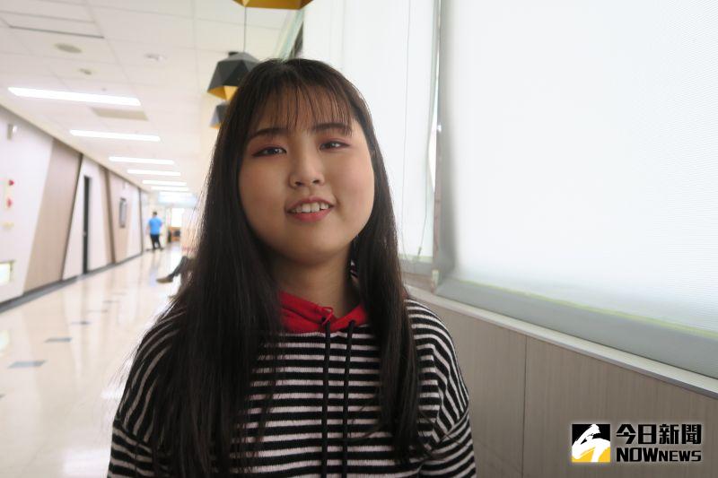 ▲李姓女大生她特別感謝蔡旻叡醫師一直鼓勵她。(圖/記者陳雅芳攝,2021.01.05)