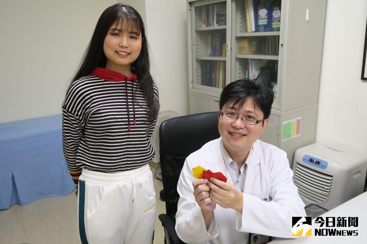 ▲彰化醫院腎臟內科主任蔡旻叡，還求了平安符送李姓女大生，讓她很感動。（圖／記者陳雅芳攝，2021.01.05）