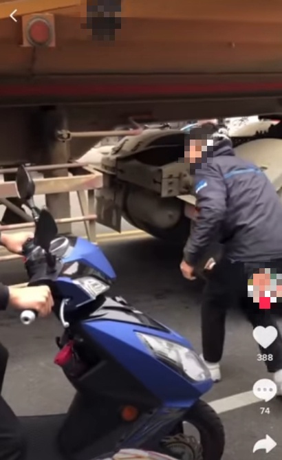 ▲男子後來聽從勸告,不繼續挑戰,但其他友人仍不斷起鬨「衝了啦」。(圖/翻攝自《抖音》