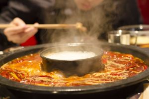 ▲搜狐號《小乾倩倩的遊戲的美食》分享「一涮就『沒』的3種火鍋食材」,點了浪費錢,老闆還會在一旁偷笑。(示意圖/取自pixabay ) ▲一名火鍋店老闆表示,有客人以「火鍋蟹肉棒塑膠套沒拆為由」客訴免單,讓他很不滿「還不是吃完了」。(示意圖/取自pixabay )