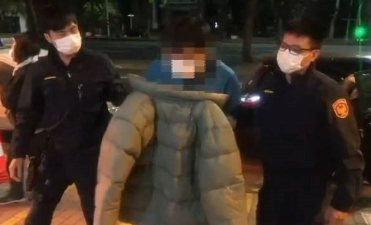 ▲鼓山分局員警今天凌晨在新竹逮捕「乾弟弟」張男並於張男住處搜出大批現金和鑽戒財物。（圖／記者郭凱杰翻攝）