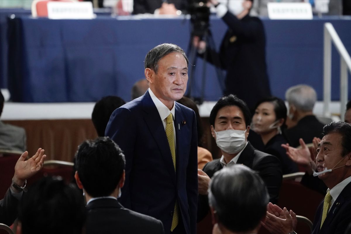 ▲日本近期新冠肺炎疫情升溫，中央和地方政府防疫政策出現落差，民眾對菅義偉政府的滿意度也不斷在下滑。（圖／美聯社／達志影像）