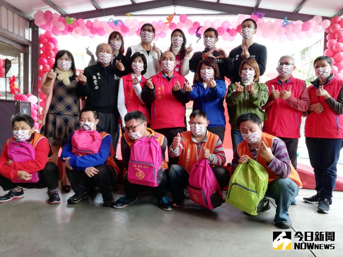 ▲福添福基金會寒冬送暖，因疫情取消圍爐餐會，今年改以年節紅包、禮品送予弱勢團體及弱勢家庭，受惠者約800人。（圖/記者邱嘉琪攝，2021.01.06）