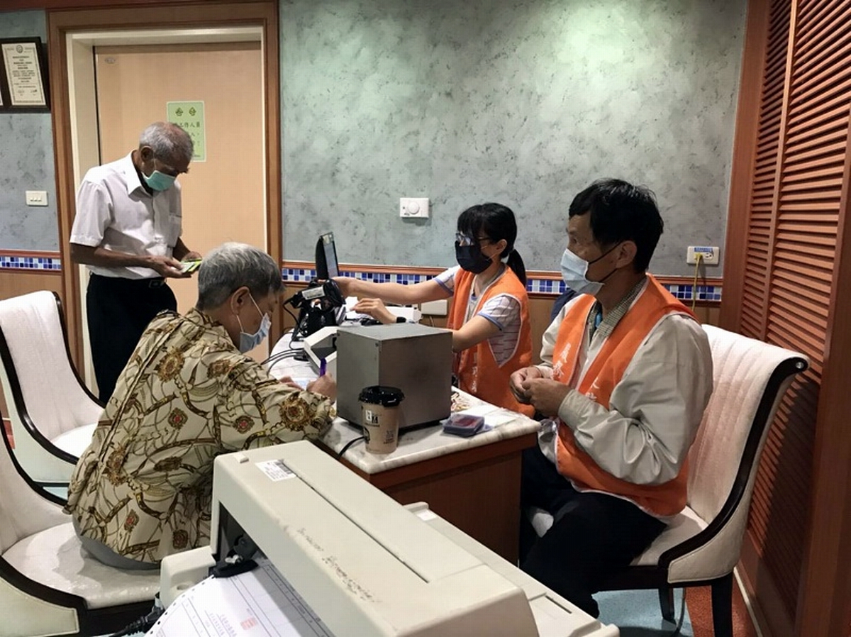 ▲屏東監理站為關心高齡駕駛人用路安全，提供75歲高齡駕駛人認知功能測驗下鄉換照服務，18日上午9時10分至11時10分相邀來潮州鎮老人會館換駕照。（圖／屏東監理站提供, 2021.01.06）