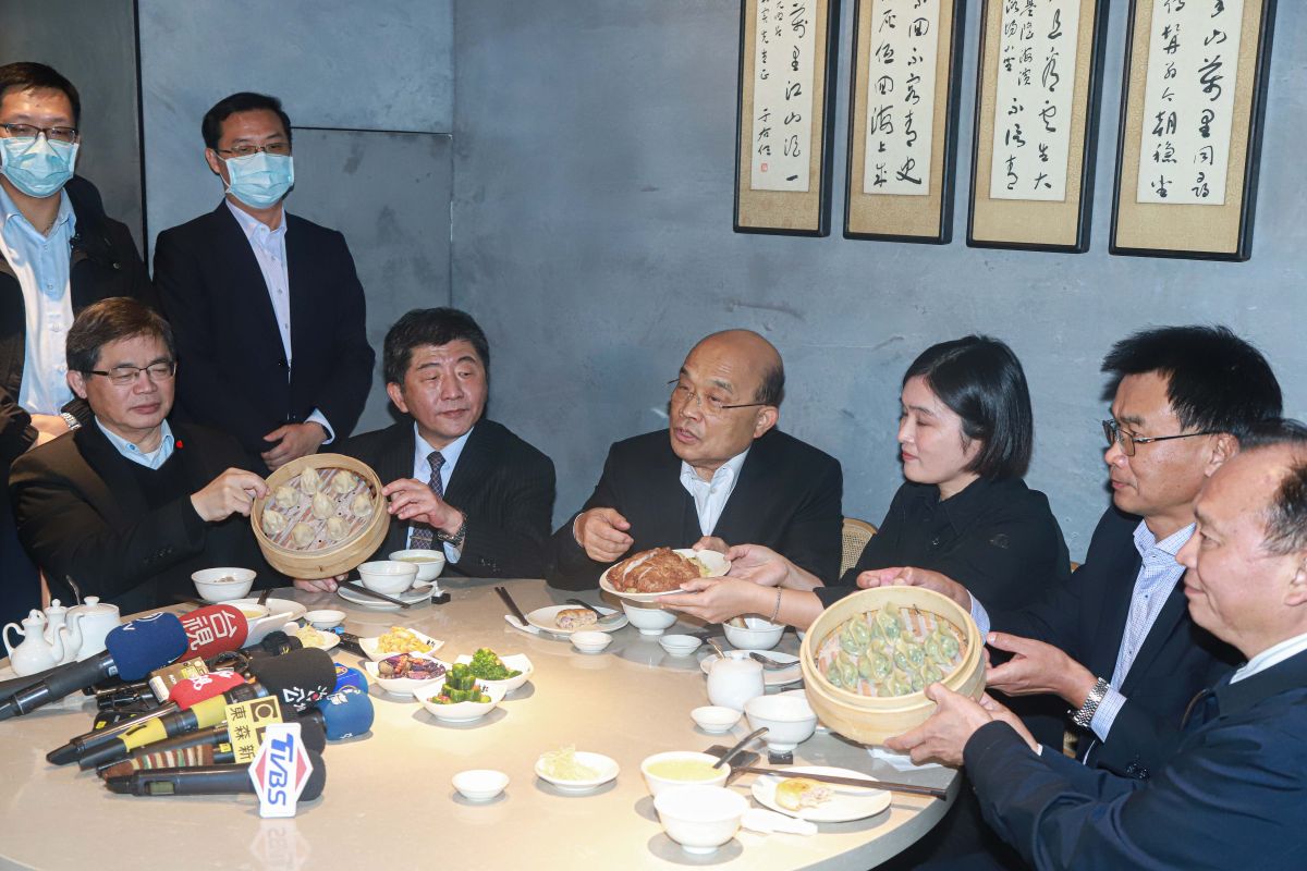▲行政院長蘇貞昌（中坐者）今日中午在衛福部長陳時中（左二坐者）、農委會主委陳吉仲（右二坐者）等部會首長陪同下，來到北市大安區一家餐館推廣台灣豬。（圖／記者葉政勳攝）