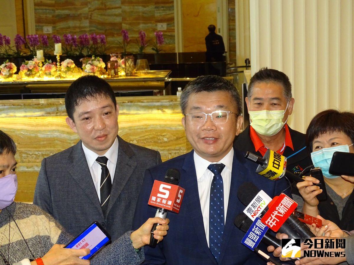 ▲台中市里長聯合總會今天舉辦交流餐會，市長盧秀燕未出席，立法院副院長蔡其昌應邀參加，總會長陳建良（左一）批市長口說重視基層，卻未出席「說一套做一套」。（圖／記者金武鳳攝，2021.1.6)