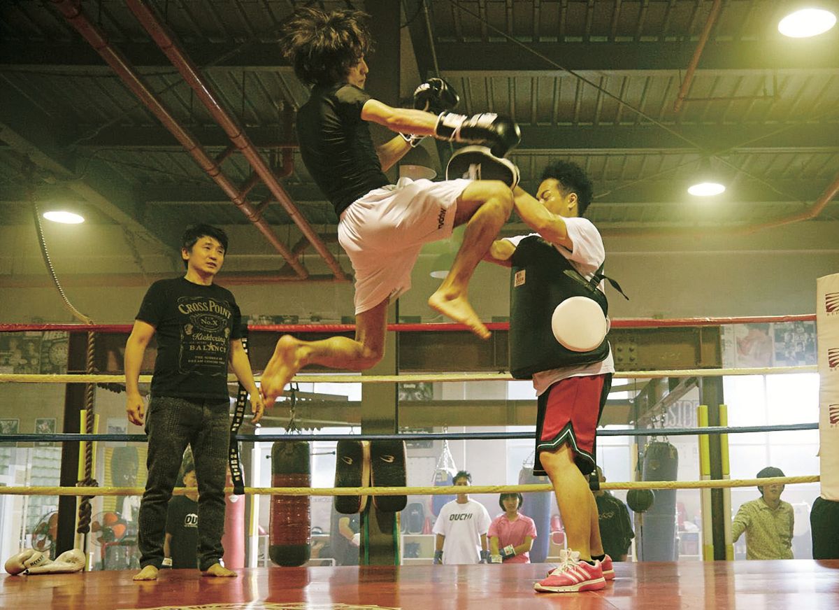 ▲橫濱流星（中）片中飛踢職業拳擊手。（圖／威視電影）