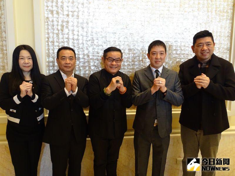 ▲台中市里長聯合總會舉辦各區里長交流餐會,藝人許效舜應邀出席,與大家一起向市民拜年,祝福新春快樂。(圖/記者金武鳳攝,2021.1.6)
