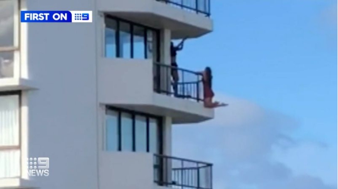 ▲澳洲媒體報導一名女子為了拍攝美照，竟徒手攀附11樓高的陽台。（圖／翻攝自《9news》）