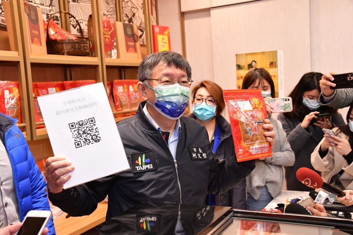 ▲台北市長柯文哲6日下午前往加工肉品商家，視察是否符合豬肉進口相關規定。柯文哲在受訪時也直言，萊豬議題「誰執政誰贊成、誰在野誰反對，兩黨都把人民當白癡」。（圖／台北市政府提供）