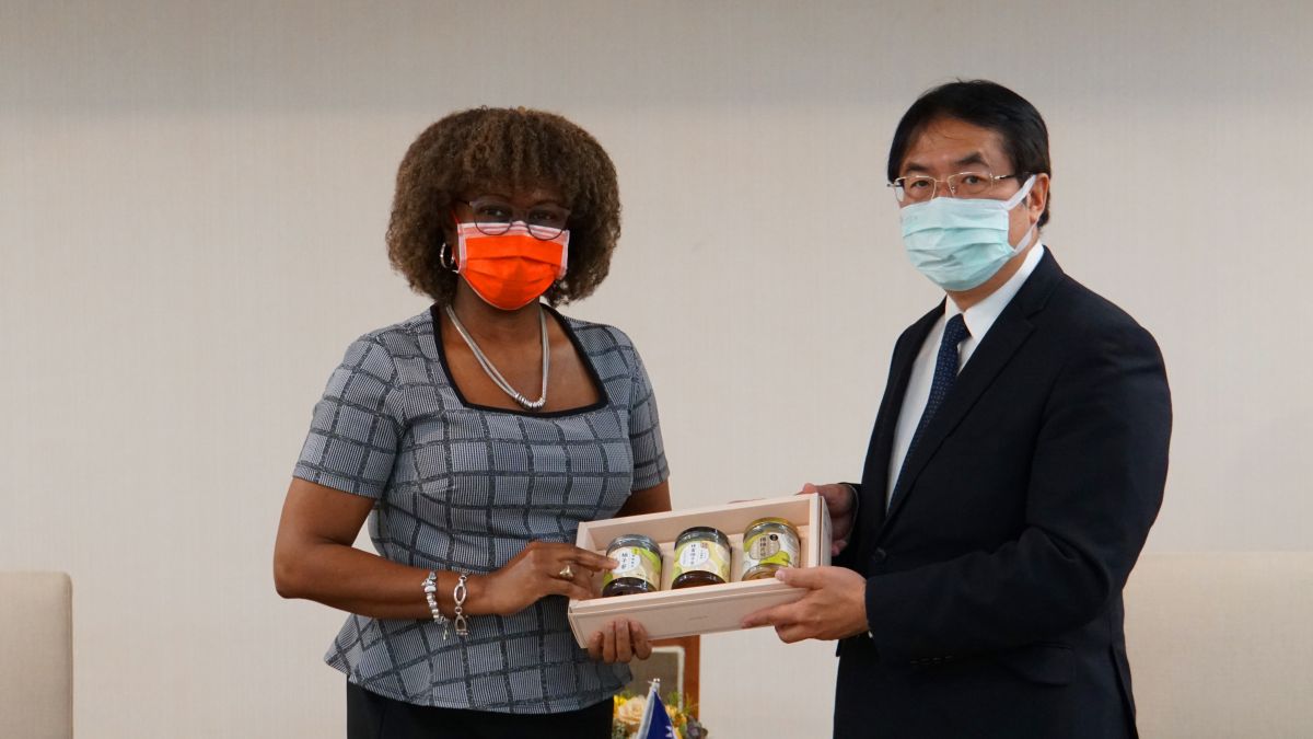 ▲黃偉哲致贈臺南農特產品予柏安卓大使。（圖／台南市政府提供）