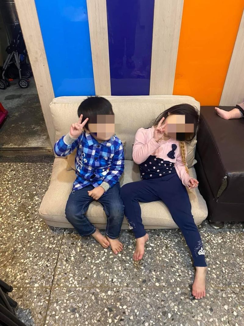 ▲原PO一拆開才發現,沙發的寬度竟只容得下兩個幼孩。(圖/翻攝自《爆怨公社》