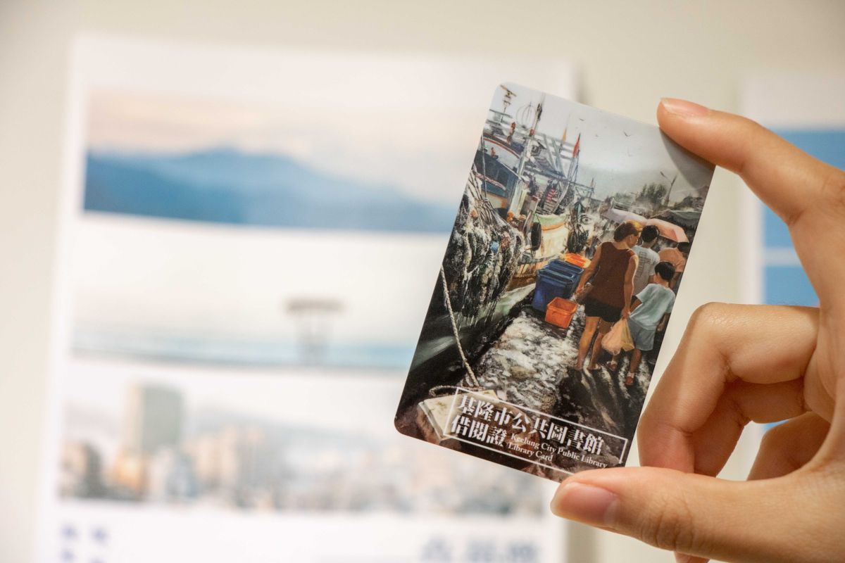 ▲2021年限定版的新生兒借閱證卡面，特別選用「2020基隆美展」西方媒材類基隆獎作品《雨過天晴》作為卡面，祝福雨港基隆的孩子們，也能如雨後天晴般展現生命力。（圖/基隆市府文化局提供）