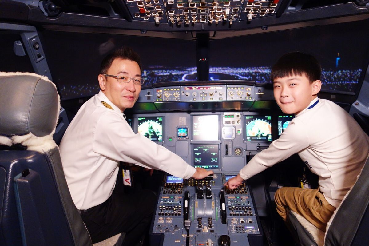 ▲航空公司推出兒童冬令營活動，讓小朋友可以化身小小空服員、機師，實際體驗空中服務、模擬駕駛艙操作等過程。（圖／台灣虎航）