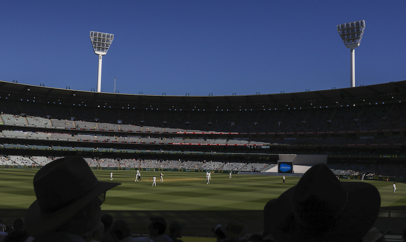 ▲數以千計的澳洲板球球迷觀賞「節禮日對抗賽」（Boxing Day Test）後，今天獲告要接受新型冠狀病毒採檢，還要自我隔離，因為一名觀賽球迷已確診。（圖／美聯社／達志影像）